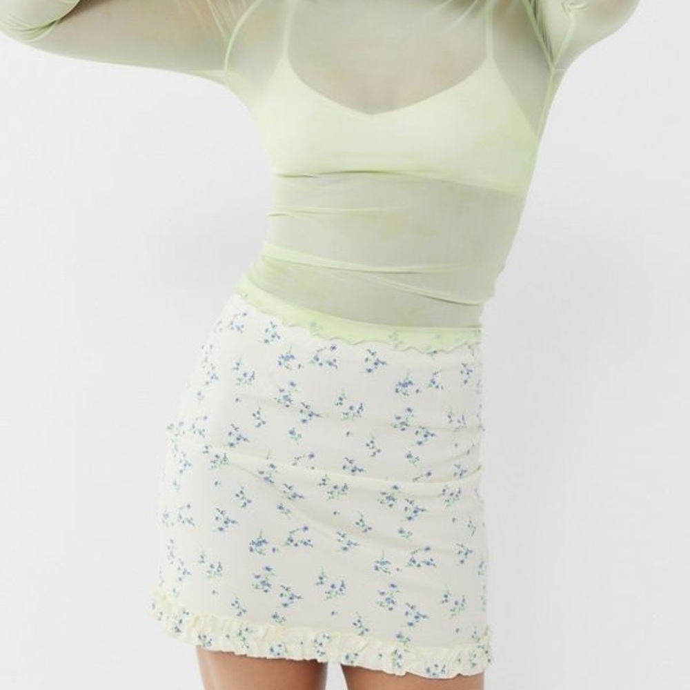 Urban Outfitters • Retro Floral Mini Skirt - Picture 4 of 11